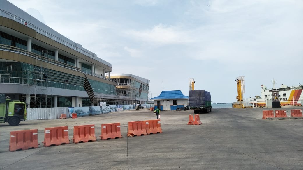 DERMAGA EKSEKUTIF. Kondisi dermaga eksekutif di Pelabuhan Bakauhenie Lampung Selatan, Selasa (27/11). PT ASDP Indonesia Ferry akan soft louncing operasional dermaga eksekutif lintas pelabuhan penyeberangan Bakauheni - Merak Banten pada pertengahan Desember 2018.LAMPUNG POST / AAN KRIDOLAKSONO