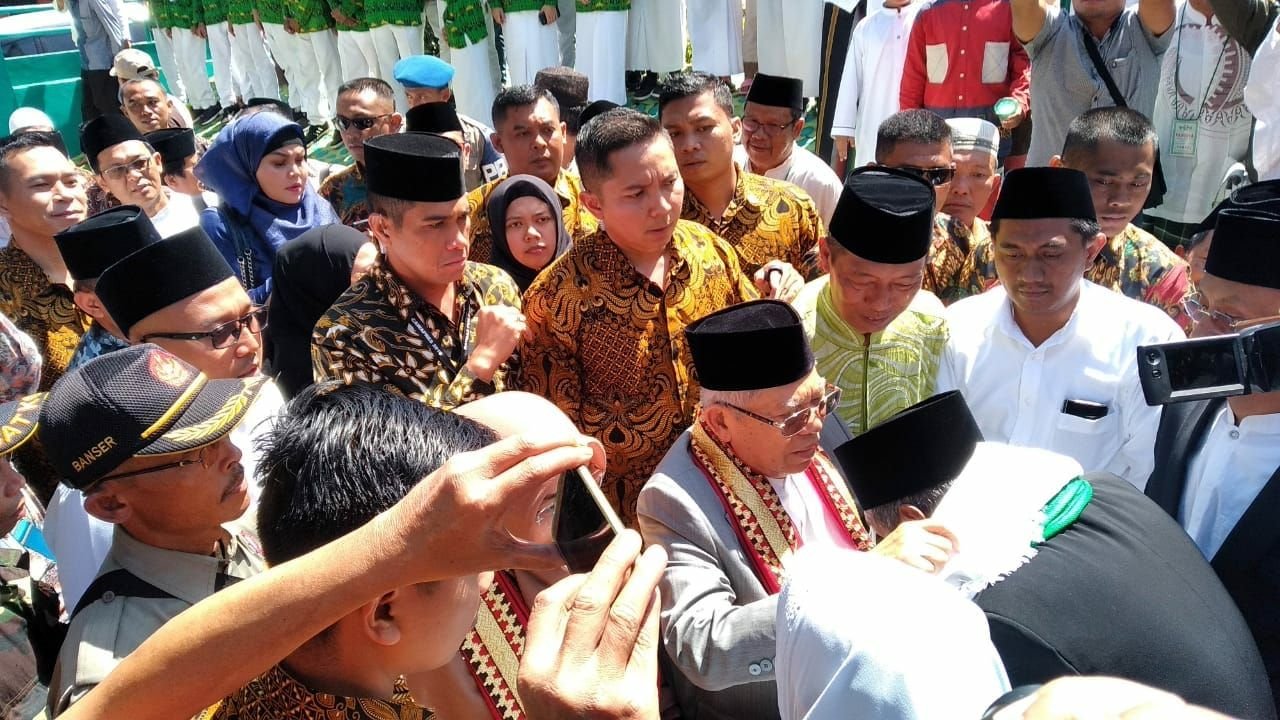 KUNJUNGAN MA'RUF AMIN. Calon wakil presiden nomor urut 1 Ma'ruf Amin menyalami para ulama saat kunjungan ke Ponpes Modern Nahdlatul Ulama Talangpadang, Kabupaten Tanggamus, dalam rangka menghadiri acara Maulid Nabi Muhammad saw sekaligus bersilaturahmi dengan para pemuka agama di Provinsi Lampung, Selasa (27/11).
LAMPUNG POST/ABU UMARALI