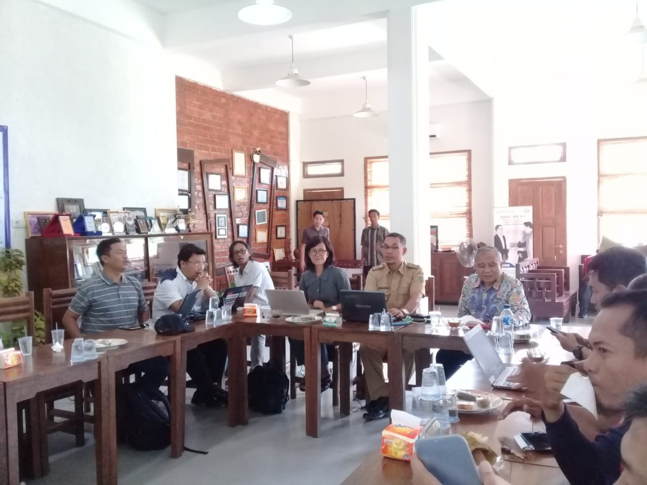 SUSTAINABILITY AWARD. Suasana Forum Group Discussion (FGD) persiapan Lampung Sustanaibility Award di sekretariat Forum CSR, Selasa (27/11).LAMPUNG POST/EFFRAN KURNIAWAN