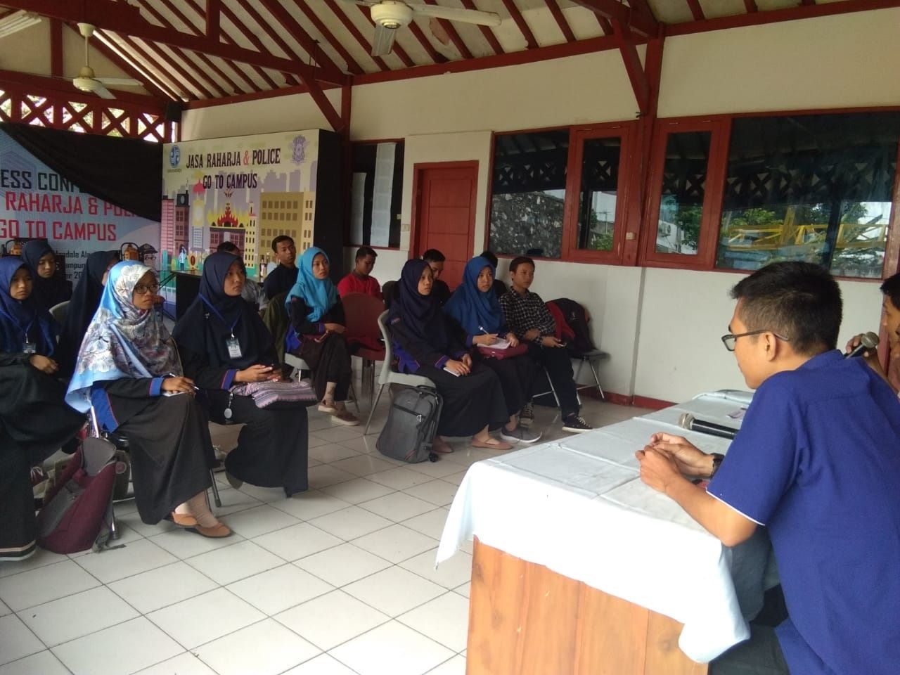 KUNJUNGAN MEDIA. Unit Kegiatan Pers Mahasiswa Kronika Institut Agama Islam Negeri Metro belajar jurnalistik ke SKHU Lampung Post, Kamis (8/11). Kunjungan bertujuan mengenalkan tentang jurnalistik profesional.  (LAMPUNG POST/NUR JANNAH)