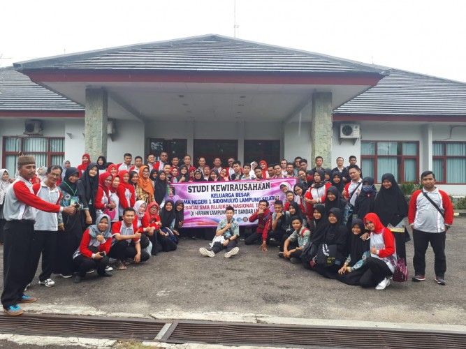 BELAJAR JURNALISTIK. SMAN 1 Sidomulyo melakukan kunjungan media di Lampung Post, Jumat (9/11). Kunjungan tersebut bertujuan mendalami dunia jurnalistik. (DOK LAMPUNG POST)