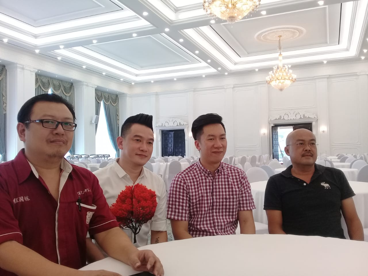 PERESMIAN GRAHA WANGSA. Jajaran manajemen Graha Wangsa berfoto saat meninjau persiapan soft launching yang akan digelar Jumat (30/11).LAMPUNG POST/EFFRAN KURNIAWAN