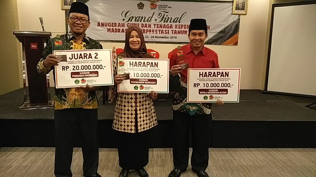 RAIH PENGHARGAAN. (Kiri-kanan) Pengawas madrasah Kemenag Tulangbawang Rokhman meraih juara II kategori pengawas madrasah, Kepala MAN 1 Metro Antoni Iswantoro mendapat juara harapan I sebagai kepala madrasah aliah, dan pustakawan MTs Negeri 2 Bandar Lampung Tina Marlinda merebut juara harapan II kategori pustakawan madrasah dalam Anugerah Guru dan Tenaga Kependidikan Madrasah Berprestasi 2018, di Dyandra Covention Hall, Surabaya, Minggu (25/11) malam. ISTIMEWA