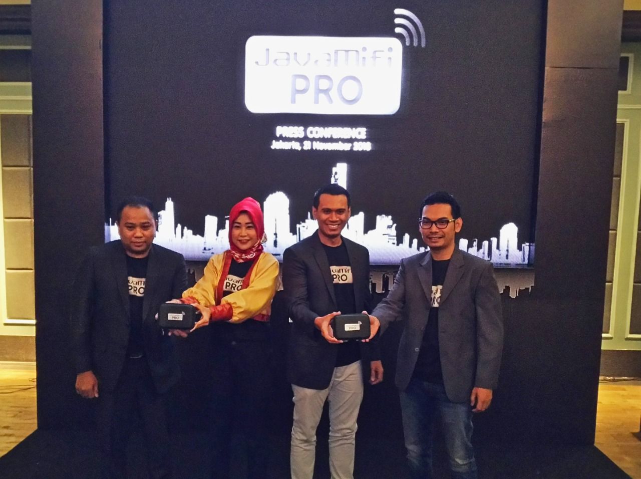 JAVAMIFI PASCABAYAR. Manajemen Javamifi menunjukkan Javamifi Pro di Jakarta, Rabu (21/11). Pocket Wi-fi pascabayar itu menawarkan tiga pilihan paket sesuai dengan kebutuhan traveler, yaitu Pro Go (Pay as You Go), Pro Asia, dan Pro Global.LAMPUNG POST/LUCHITO SANGSOKO