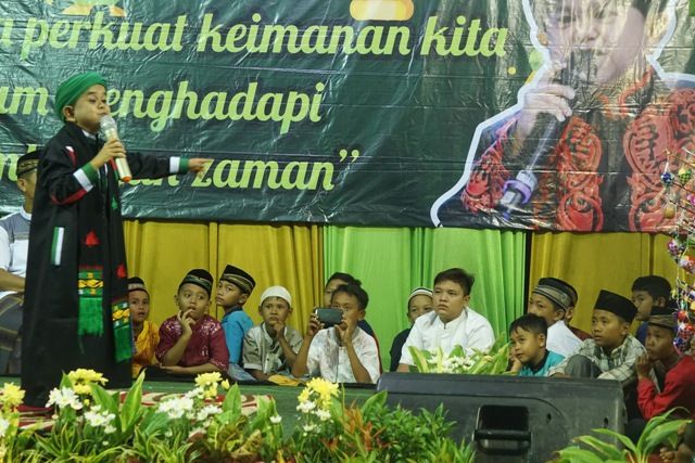 SAMPAIKAN CERAMAH. Uztaz Mumuy menyampaikan ceramah dalam kegiatan tablig akbar di kompleks Masjid Baitul Hidayah, Kelurahan Gunungterang, Langkapura, Bandar Lampung. LAMPUNG POST/RUDIYANSYAH