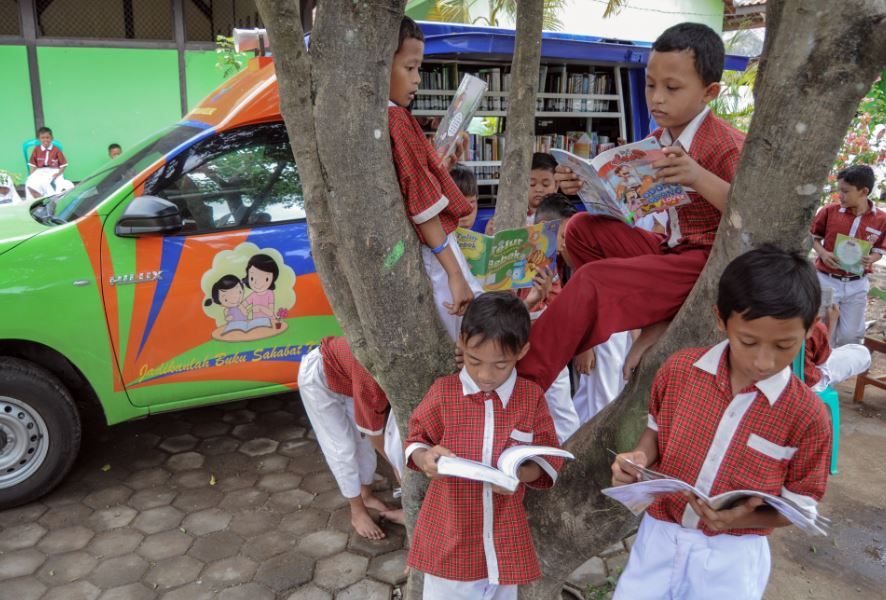 MINAT BACA ANAK. Sejumlah pelajar membaca buku perpustakaan di Kabupaten Batang, Jawa Tengah, pekan lalu. Dinas Perpustakaan dan Kearsipan Kabupaten Batang mengampanyekan budaya membaca dengan jemput bola menggunakan perpustakaan mobil keliling di setiap sekolah agar minat baca anak sejak usia dini dapat terjaga. ANTARA/HARVIYAN PERDANA PUTRA