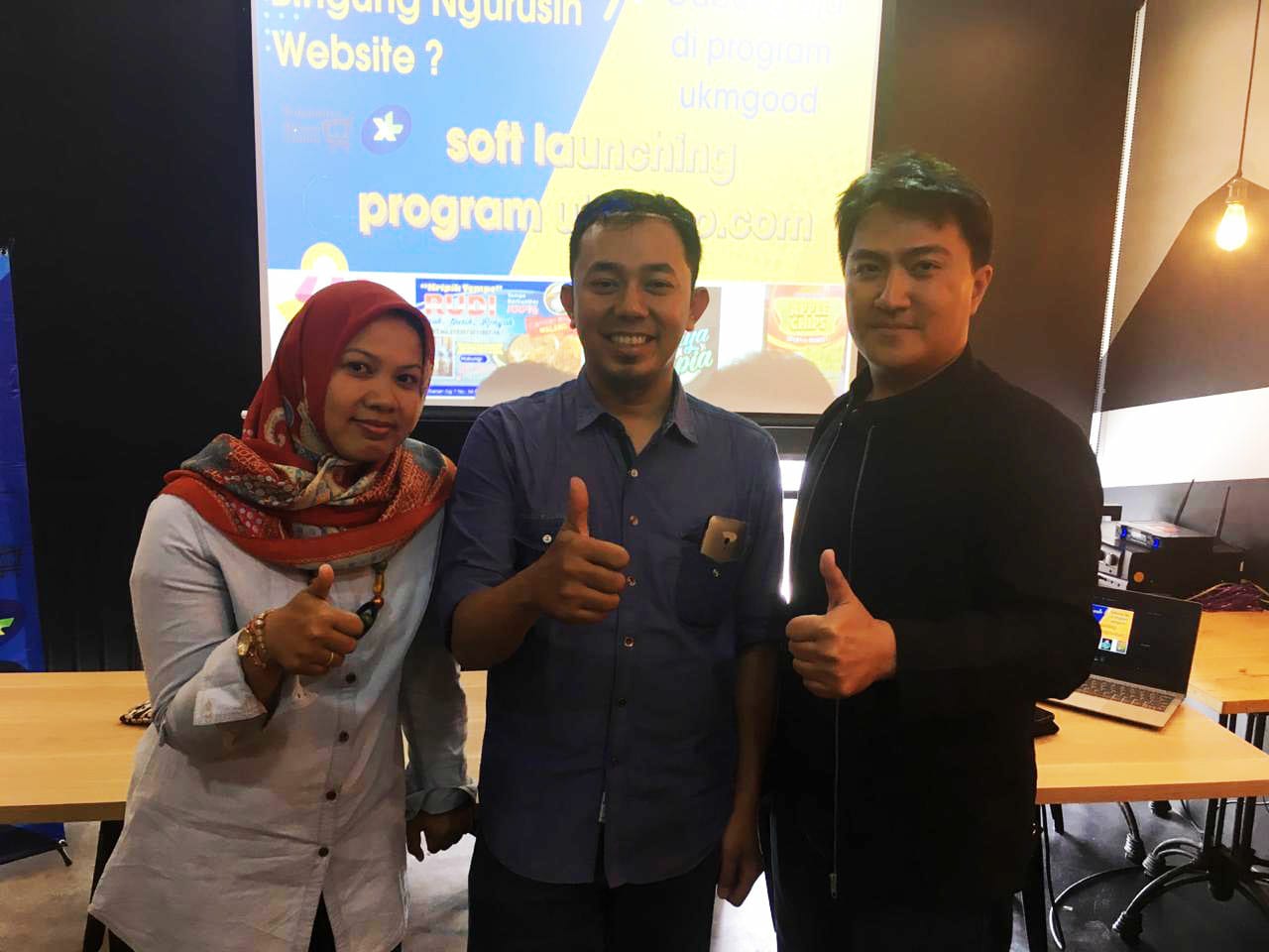 PROGRAM UKMGOOD.COM. Shinta Murniati, Founder Komunitas Bakoela Online, Rendra Fatrishna, Co Founder Komunitas Bakoel Online, Riski Riswandi, Initiator Program ukmgood.com berfoto bersama seusai meluncurkan Program ukmgood.com di Malang, Jatim, Senin (12/11).DOK.UKMGOOD.COM