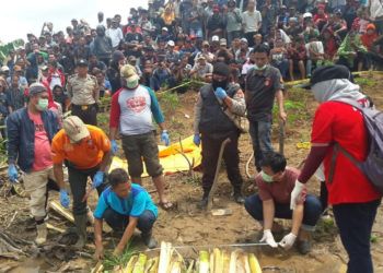 Tim Forensik Bongkar Makam Korban Pembunuhan