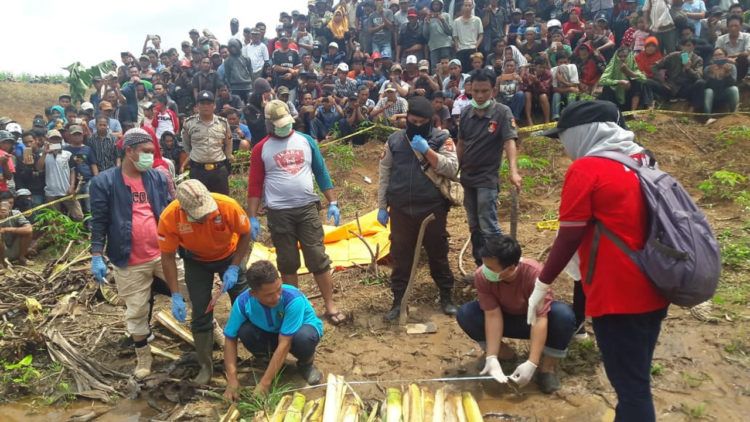 Tim Forensik Bongkar Makam Korban Pembunuhan