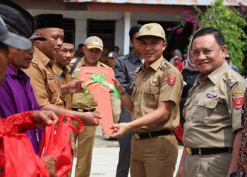 Parosil Serahkan Mobil Bioskop Keliling