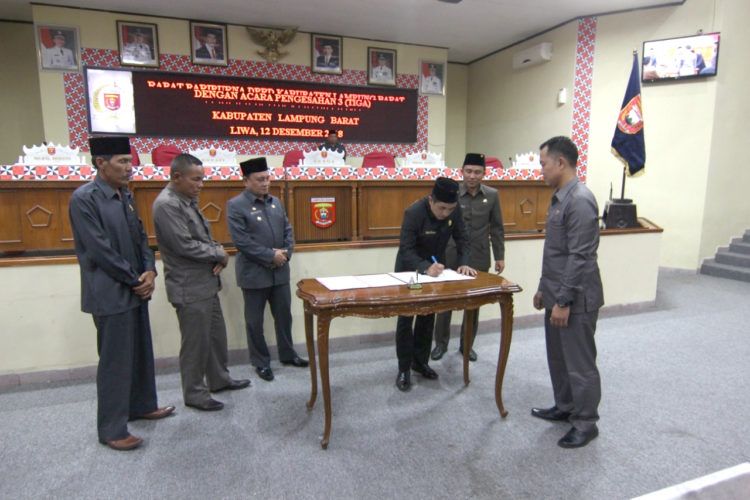 Lambar Sahkan Dua Raperda