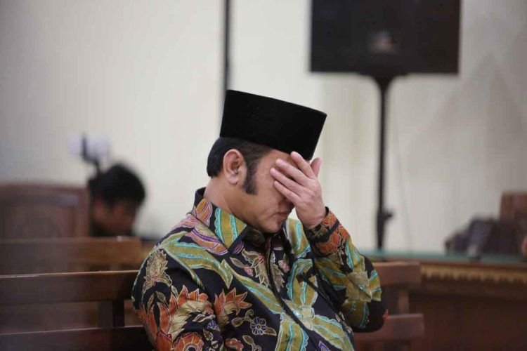 SIDANG PERDANA ZAINUDIN HASAN. Bupati Lampung Selatan nonaktif Zainudin Hasan menjalani sidang perdana pembacaan dakwaan di Pengadilan Tipikor Tanjungkarang, Bandar Lampung, Senin (17/12). Jaksa mendakwa Zainudin Hasan dengan Pasal 3 Ayat (1) huruf a, c dan e Undang-Undang Nomor 15 Tahun 2002 tentang Tindak Pidana Pencucian Uang.
LAMPUNG POST/IKHSAN DWI NUR SATRIO