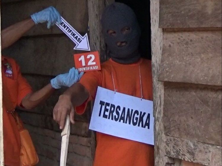 Ratusan Mata Saksikan Pembunuhan Ayah Kandung