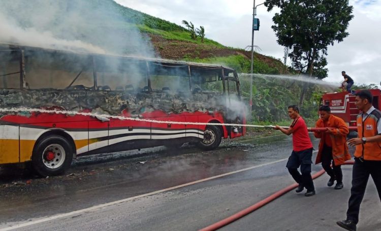 BUS TERBAKAR. Petugas pemadam kebakaran Pemkab Lampung Selatan memadamkan api yang berada di bus AKAP DAMRI yang terbakar di Jalinsum Desa Hatta, Bakauheni, Lampung Selatan, Kamis (27/12). Api diduga dari korsleting pengapian di bus tersebut.
(DOKUMENTASI DAMKAR PEMKAB LAMSEL)