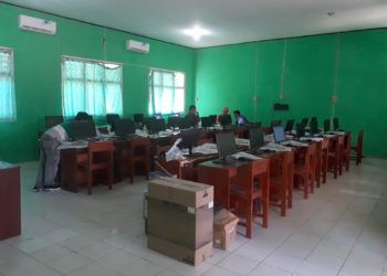 Komite SMPN 6 Bantu 50 Komputer