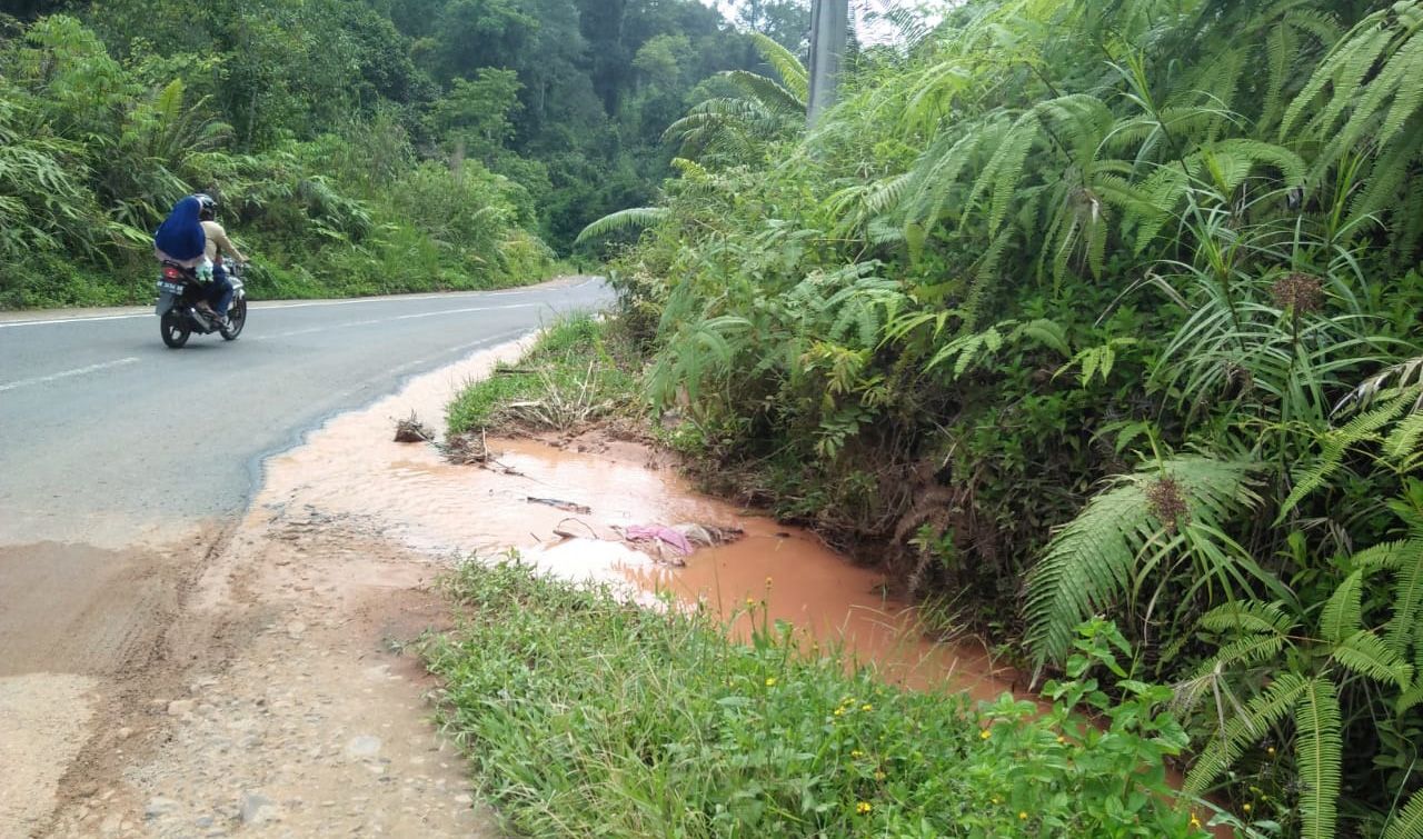 Tidak Ada Drainase, Jalan Mudah Rusak