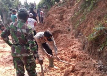 Warga Dibantu TNI/Polri Bersihkan Material Longsor