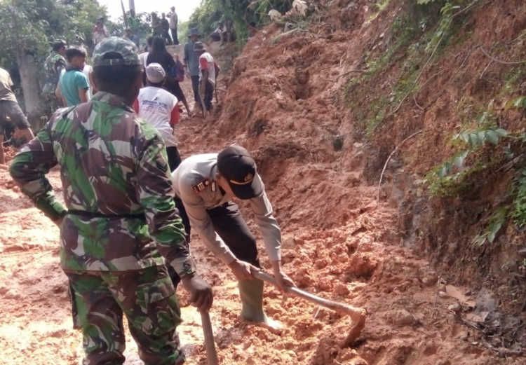 Warga Dibantu TNI/Polri Bersihkan Material Longsor