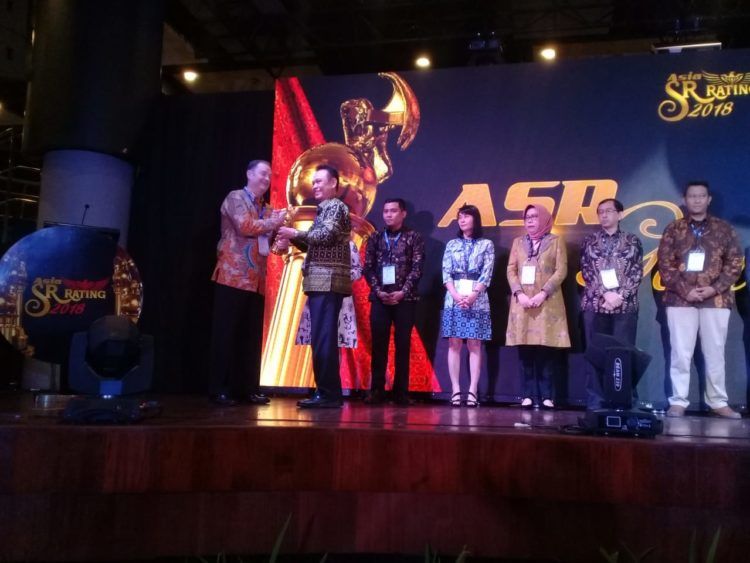 SERAHKAN ASIA SR AWARD. Asisten II Pemprov, Taufik Hidayat memberikan tropi penghargaan ASR kepada 56 perusahaan dalam rating bronze, silver, gold, dan platinum di Centre Stage Novotel Lampung, Sabtu (8/12).LAMPUNG POST/EFFRAN KURNIAWAN