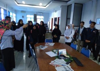 BELAJAR JURNALISTIK. Manajer Marketing and Communication Lampung Post Armalia memberikan penjelasan mengenai alur kerja redaksi kepada para siswa SMA Negeri 1 Way Jepara, Lampung Timur, yang melakukan kunjungan jurnalistik ke kantor tersebut, Rabu (12/12). (LAMPUNG POST/CHAIRIL ANWAR)