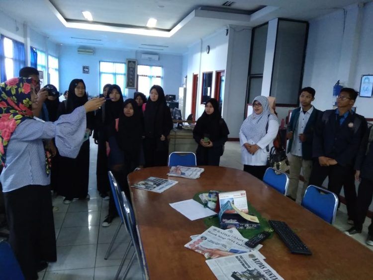 BELAJAR JURNALISTIK. Manajer Marketing and Communication Lampung Post Armalia memberikan penjelasan mengenai alur kerja redaksi kepada para siswa SMA Negeri 1 Way Jepara, Lampung Timur, yang melakukan kunjungan jurnalistik ke kantor tersebut, Rabu (12/12). (LAMPUNG POST/CHAIRIL ANWAR)