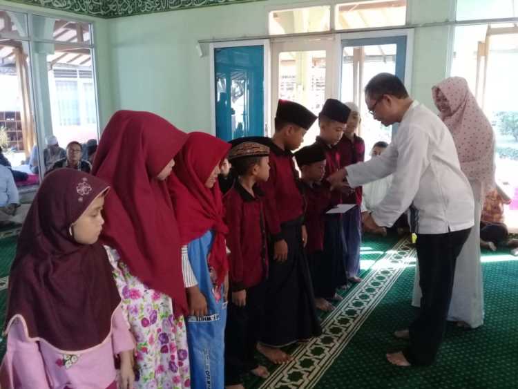 SERAHKAN SANTUNAN HUT IPC. Pelaksana Harian General Manager Pelindo II Panjang Syaifudin J Tanjung menyerahkan santunan kepada sejumlah anak yatim di Masjid Istiqomah Kantor IPC Panjang, Kamis (6/12). Kegiatan itu dirangkai dengan zikir bersama dalam peringatan HUT ke-26 perusahaan pelat merah tersebut.
n LAMPUNG POST/EFFRAN KURNIAWAN