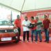 SERAHKAN HADIAH GEBYAR NSP. Vice President Sales and Marketing Telkomsel Area Sumatera Erwin Tanjung menyerahkan hadiah Gebyar NSP kepada pemenang Warsito, di Telkomsel Smart Office Lampung, Jalan Cut Nyak Dien, Bandar Lampung, Rabu (12/12).
n LAMPUNG POST/HENDRIVAN GUMALA
