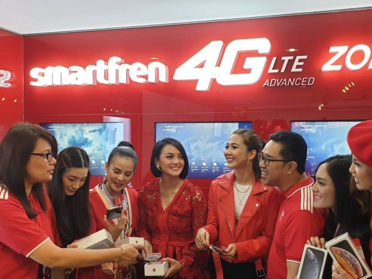 SMARTFREN BUNDLING PRODUK APPLE. Sejumlah brand ambassador Smartfren menunjukkan produk-produk terbaru Apple di galeri Smartfren, Jakarta, Jumat (14/12). Mulai 14 Desember 2018, Smartfren menawarkan iPhone XS, iPhone XS Max, dan iPhone XR.
n DOK SMARTFREN