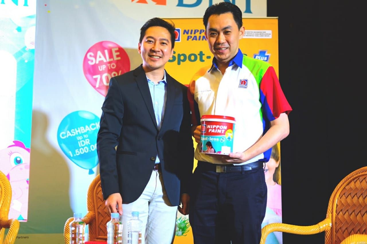 NIPPON SPOT-LESS PLUS. Assistant General Manager Nippon Paint, Mark Liew, dan dokter spesialis anak, Caessar Pronocitro, berfoto bersama usai menjelaskan mengenai waspada kuman penyakit di area rumah dalam talkshow di JCC, Jakarta, Minggu (2/12).
DOK NIPPON
