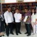 KERJA SAMA. Kacab BPJSTK Bandar Lampung Heri Subroto melakukan kerja sama co-marketing dengan Pimpinan Batik Gabovira Gatot Kartiko, Senin (10/12). n LAMPUNG POST/ADI SUNARYO