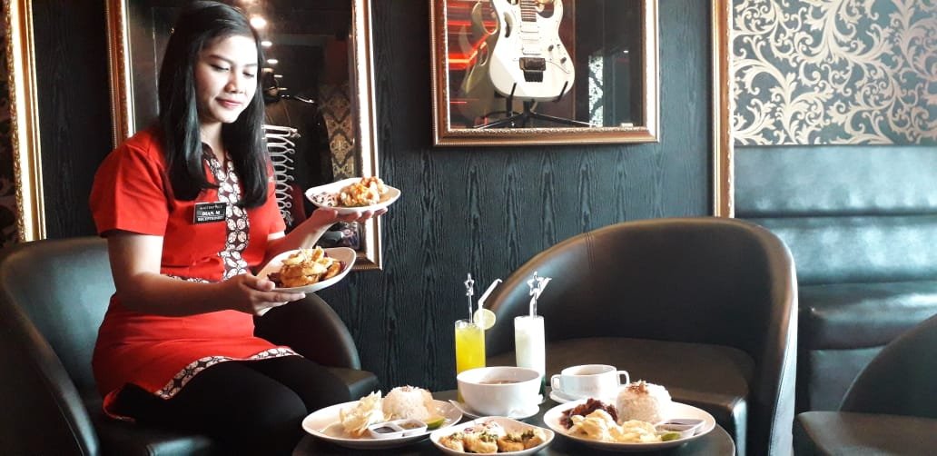 MENU MASTERPIECE TERBARU. Seorang karyawan menunjukkan aneka menu kuliner terbaru di Masterpiece Lampung Family Karaoke di Jalan Raden Intan No. 106, Bandar Lampung, Senin (3/12). Sepanjang Desember 2018, Masterpiece menghadirkan penawaran istimewa bertajuk Year End Party.n LAMPUNG POST/VERA AGLISA