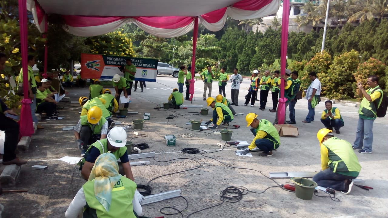 KOMPETENSI TUKANG BAJA RINGAN. Sejumlah peserta menunjukkan kemampuannya pada uji kompetensi tenaga konstruksi baja ringan di Hotel Novotel Bandar Lampung, Selasa (4/12). Sebanyak 40 dari 43 peserta dinyatakan kompeten pada kegiatan yang dimotori Balai Peralatan Kementerian PU-Pera dan LPJK Lampung itu.n DOK LPJK LAMPUNG