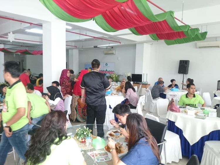 PESTA NASI KAPAU. Sejumlah tamu menikmati nasi kapau maupun es teler pada pesta kuliner di Springhill Condotel, Minggu (9/12).LAMPUNG POST/SETIAJI BINTANG PAMUNGKAS