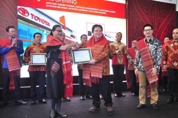 PLAKAT OTORISASI. Executive General Manager Dealer Devl. PT. Toyota Astra Motor Sri Agung menyerahkan Plakat Otorisasi cabang ke Chief Operation Auto2000 Ivan P. Sadik saat peresmian ke-6 cabang Auto2000 Tanjung Morawa, Sumatera Utara, Senin (17/12).DOK.AUTO2000