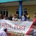 SERAHKAN BANTUAN KORBAN TSUNAMI. Manajer Marketing dan Komunikasi Lampung Post Armalia menyerahkan bantuan untuk korban bencana tsunami di Masjid Baiturahman, Dusun Gusung, Lampung Selatan, Jumat (28/12). Bantuan yang disalurkan merupakan donasi dari karyawan Lampung Post dan donatur lainnya.n LAMPUNG POST/PERDHANA WIBYSONO