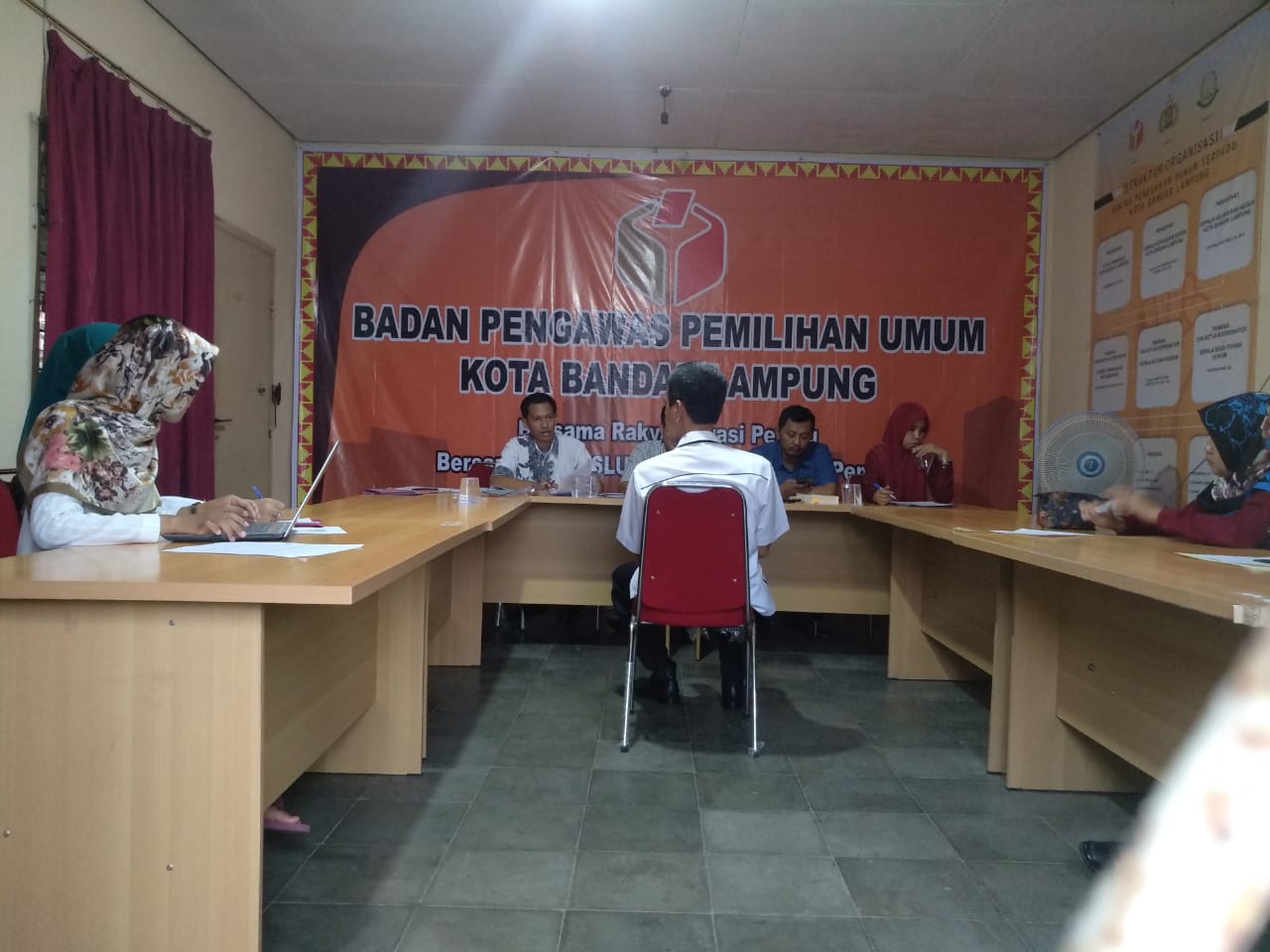DIMINTA KLARIFIKASI. Kepala Dinas Pendidikan dan Kebudayaan Bandar Lampung Daniel Marsudi saat diminta klarifikasi oleh  Badan Pengawas Pemilihan Umum (Bawaslu) Kota Bandar Lampung di kantor Bawaslu Bandar Lampung, Rabu (5/12).LAMPUNG POST/YUSMART DWI SAPUTRA