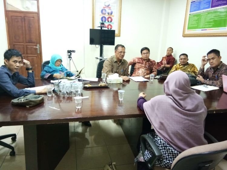 KPU LAMPUNG KLARIFIKASI KPU LAMSEL. Jajaran KPU Lampung saat melakukan sidang klarifikasi terhadap jajaran komisioner KPU Lampung Selatan di Kantor KPU Lampung, Senin (10/12). Lima komisioner dan sekretaris KPU Lampung Selatan dipanggil terkait pengondisian salah satu calon anggota legislatif DPR daerah pemilihan Lampung 1.
LAMPUNG POST YUSMART DWI SAPUTRA