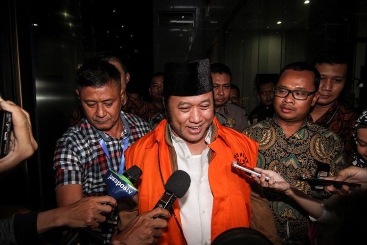 TERSANGKA OTT LAMPUNG SELATAN: Bupati Lampung Selatan Zainudin Hasan digiring petugas menuju mobil tahanan seusai menjalani pemeriksaan di gedung KPK, Jakarta, Jumat (27/7). KPK resmi menahan Zainudin Hasan yang terjaring Operasi Tangkap Tangan (OTT) terkait dugaan suap proyek infrastruktur. ANTARA FOTO/Dhemas Reviyanto