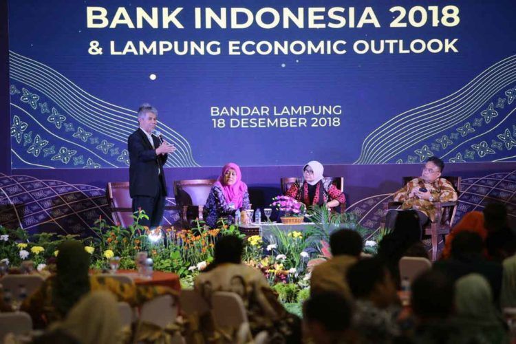 LAMPUNG ECONOMIC OUTLOOK. (dari kiri) Akademisi Institut Teknologi Sumatera Prof Yazid Bindar, Kepala Tim Pengembangan Ekonomi KPw BI Provinsi Lampung Meily Ika Permata, dan ekonom nasional Dr Hendri Saparini pada acara Lampung Economic Outlook di lantai 4 KPw Bank Indonesia Provinsi Lampung, Selasa (18/12). Kegiatan ini dihadiri sejumlah kepala daerah, instansi pemerintah, dan tamu undangan lainnya.
LAMPUNG POST/IKHSAN DWI NUR SATRIO
