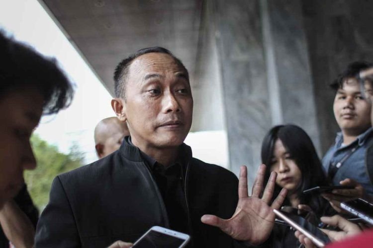 PENJUALAN BLANGKO KTP ELEKTRONIK. Dirjen Dukcapil Kemendagri Zudan Arif Fakrullohmenjawab pertanyaan wartawan mengenai temuan penjualan blangko KTP elektronik diJakarta, Kamis (6/12). Dalam keterangannya Kemendagri telah menemukan identitaspenjual yang berlokasi di Lampung serta melaporkan kejadian tersebut ke pihakkepolisian untuk dilakukan penyelidikan lebih lanjut.
ANTARA FOTO/Dhemas Reviyanto