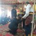 PEMBERIAN ADOK. Prosesi pemberian pemanohan (pusaka) dan pemakaian kikat hanuang bani kepada Pemimpin Redaksi Lampung Post Iskandar Zulkarnain gelar Raden Kiemas Panji Utama oleh Saibatin Puniakan Dalom Beliau (SPDB) Edward Syah Pernong saat prosesi pemberian adok atau gelar adat dan angkon muakhi (mengangkat saudara) di Gedung Dalom Kepaksian Pernong, Batubrak, Lampung Barat, Minggu (23/12).
LAMPUNG POST/ARIPSAH