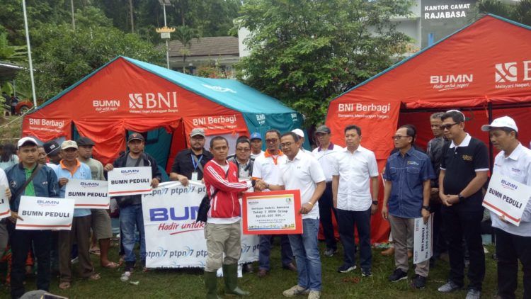 Direktur Utama PTPN VII M. Hanugroho menyerahkan bantuan PTPN Group kepada perwakilan masyarakat di Posko Bantuan Bencana di Kecamatan Rajabasa, Lampung Selatan, Senin (24/12/2018). DOK.PTPN 7