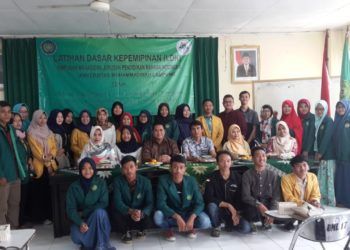 LATIHAN DASAR KEPEMIMPINAN. Himpunan Mahasiswa Jurusan Pendidikan Bahasa Indonesia FKIP Universitas Muhammadiyah Lampung bersama dosen dan para pembicara latihan dasar kepemimpinan yang diadakan di kampus setempat, Senin (17/12).  (ISTIMEWA)