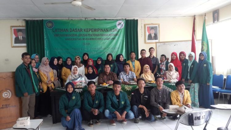 LATIHAN DASAR KEPEMIMPINAN. Himpunan Mahasiswa Jurusan Pendidikan Bahasa Indonesia FKIP Universitas Muhammadiyah Lampung bersama dosen dan para pembicara latihan dasar kepemimpinan yang diadakan di kampus setempat, Senin (17/12).  (ISTIMEWA)