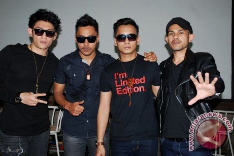 Personil group band beraliran pop, Seventeen, berfoto bersama saat jumpa pers peluncuran album baru