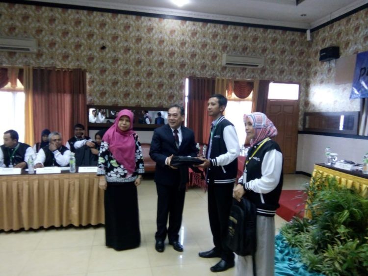 PEMBUKAAN PELATIHAN MANAJEMEN. Dekan FEB Unila Satria Bangsawan menyerahkan seminar kit kepada peserta pelatihan manajemen PTPN VII di Hotel Nusantara, Bandar Lampung, Rabu (12/12).DOK.PTPN VII