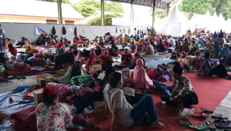 KORBAN TSUNAMI BERTAHAN. Korban tsunami asal Desa Tejang Pulau Sebesi, Kecamatan Rajabasa, Lampung Selatan, bertahan di Posko Pengungsian di Lapangan Tenis Indoor Kalianda, Jumat (28/12).LAMPUNG POST/ARMANSYAH