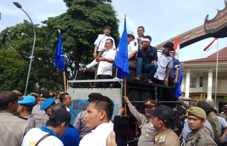 Masyarakat dan Pedagang Tuntut Perbaikan Jembatan