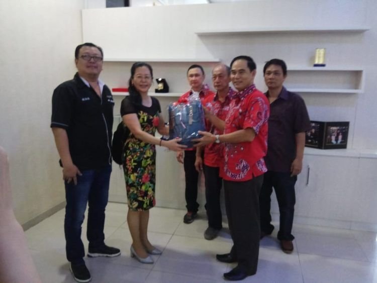 Konjen RRT Bantu Korban Tsunami lewat PSMTI Lampung