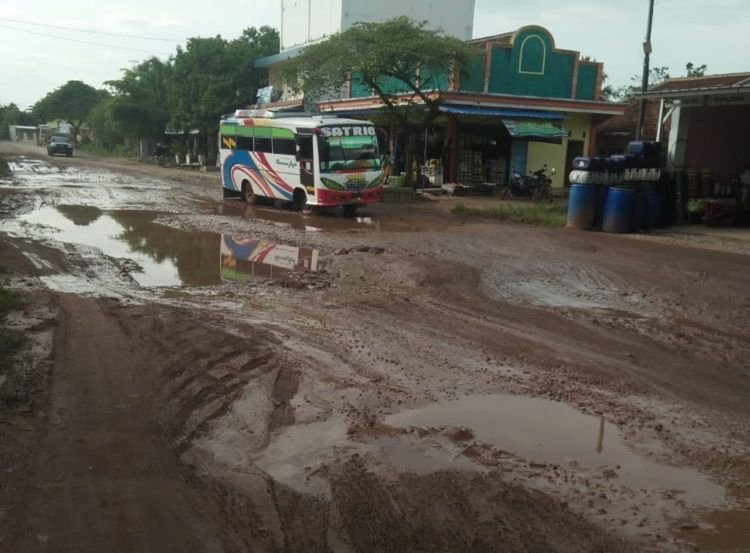 Jalan Provinsi ke Tol Gunungbatin Rusak
